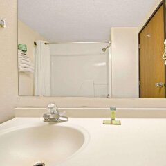 Super 8 by Wyndham Plano/Dallas Area in Plano, United States of America from 105$, photos, reviews - zenhotels.com bathroom photo 2