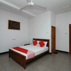 OYO 246 Roy Villa Beach Hotel Галле фото 25
