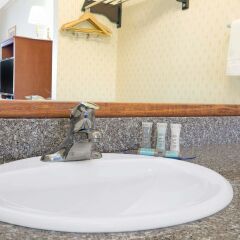 Отель Lynwood Century Freeway Travelodge Линвуд ванная