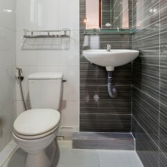 Отель OYO 508 Middlewayhouse Таиланд, Бангкок - отзывы, цены и фото номеров - забронировать отель OYO 508 Middlewayhouse онлайн ванная