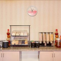 Отель Ramada Limited Calgary Northwest Канада, Калгари - отзывы, цены и фото номеров - забронировать отель Ramada Limited Calgary Northwest онлайн питание фото 2
