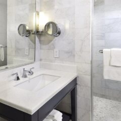 Отель Fontainebleau Miami Beach США, Майами-Бич - отзывы, цены и фото номеров - забронировать отель Fontainebleau Miami Beach онлайн ванная фото 2