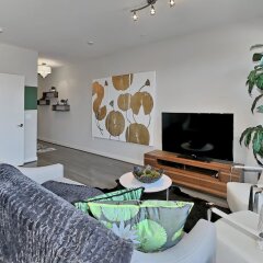 Отель Nice 1BR w/ Pool + Gym South Capitol комната для гостей фото 5