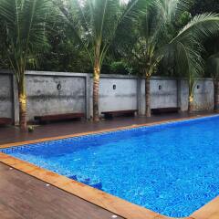 Отель Lanta Thip House бассейн