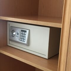 Отель Hostal Carracedo сейф в номере
