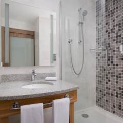 Гостиница Hampton by Hilton Astana Triumphal Arch Казахстан, Нур-Султан - 1 отзыв об отеле, цены и фото номеров - забронировать гостиницу Hampton by Hilton Astana Triumphal Arch онлайн ванная