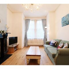 Отель Lovely 1BR Edwardian House For 4 in North London комната для гостей фото 5