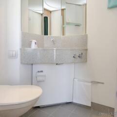 Отель Cabinn Aarhus Hotel Дания, Орхус - 2 отзыва об отеле, цены и фото номеров - забронировать отель Cabinn Aarhus Hotel онлайн ванная фото 2