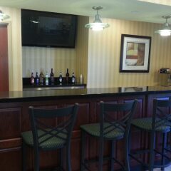 Отель Cobblestone Inn & Suites - Bloomfield гостиничный бар