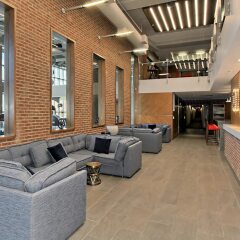 Отель Stylish 1BR w/ Pool + Gym South Capitol гостиничный бар