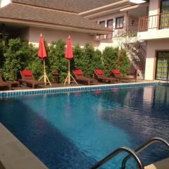 Отель Ploy Khumthong Boutique Resort Бангкок бассейн