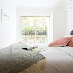 Отель The Kensington Grove - Stylish 2bdr Flat With Private Patio Лондон комната для гостей фото 3