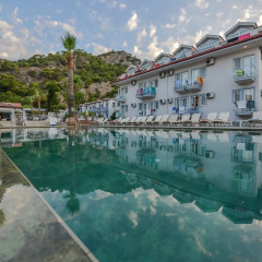 Majestic Hotel бассейн
