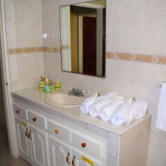Отель Cozy Comfort Inn ванная фото 2