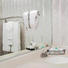 Отель Travelodge Hotel at LAX США, Лос-Анджелес - отзывы, цены и фото номеров - забронировать отель Travelodge Hotel at LAX онлайн ванная