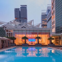 Отель Conrad Centennial Singapore Сингапур, Сингапур - 1 отзыв об отеле, цены и фото номеров - забронировать отель Conrad Centennial Singapore онлайн бассейн фото 2