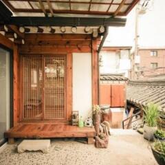 Отель Bukchonmaru Hanok Guesthouse балкон