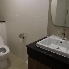 Апартаменты Modernbright Service Apartment Бангламунг ванная