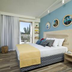 Be Club Hotel – All Inclusive Эйлат комната для гостей