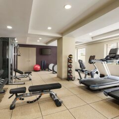 Отель Hilton Checkers фитнесс-зал фото 3