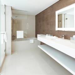 Отель Novotel Fujairah ванная