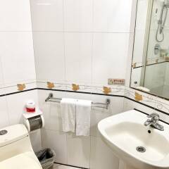 Отель King’s Joy Hotel Tian’anmen Square Китай, Пекин - 6 отзывов об отеле, цены и фото номеров - забронировать отель King’s Joy Hotel Tian’anmen Square онлайн ванная фото 2