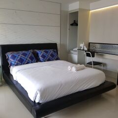 Апартаменты A Beautiful Studio Pool View Downtown Паттайя комната для гостей фото 2