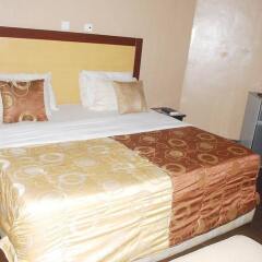 Отель Emglo Suites комната для гостей фото 3