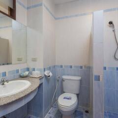 Отель Seven Oak Inn ванная