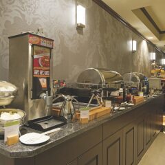 Отель DoubleTree by Hilton Hotel & Suites Victoria Канада, Виктория - отзывы, цены и фото номеров - забронировать отель DoubleTree by Hilton Hotel & Suites Victoria онлайн питание фото 3