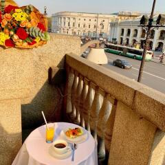 Гостиница Majestic Apartment on Nevsky, 44 в Санкт-Петербурге отзывы, цены и фото номеров - забронировать гостиницу Majestic Apartment on Nevsky, 44 онлайн Санкт-Петербург балкон