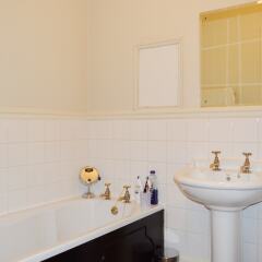 Отель 2 Bedroom Flat in Central Edinburgh Великобритания, Эдинбург - отзывы, цены и фото номеров - забронировать отель 2 Bedroom Flat in Central Edinburgh онлайн ванная