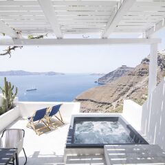 Отель Porto Fira Suites бассейн