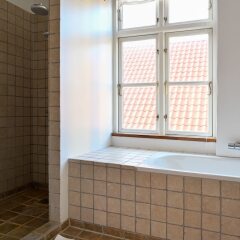 Апартаменты Super Cozy 3-bedroom Duplex Apartment in Frederiksberg Close to Copenhagen Zoo Фредериксберг ванная