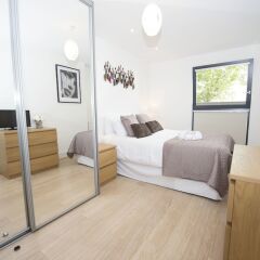 Апартаменты Charles Court Serviced Apartments комната для гостей