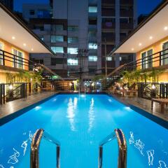 Отель Resort M - Mrt Huai Kwang Бангкок бассейн