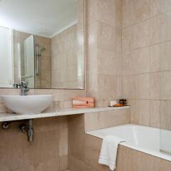 Отель Vrissiana Beach Hotel Кипр, Протарас - 1 отзыв об отеле, цены и фото номеров - забронировать отель Vrissiana Beach Hotel онлайн ванная