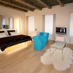 Hotel Three Storks сейф в номере