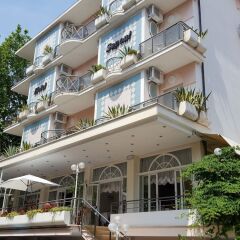 Hotel Saponi Римини вид на фасад