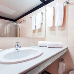 Отель Apartamentos Descartes Барселона ванная фото 2