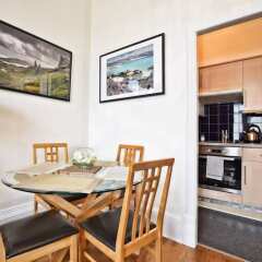 Отель 2 Bedroom Flat in Central Edinburgh Эдинбург в номере