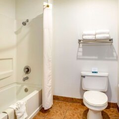 Quality Inn in Tulare, United States of America from 105$, photos, reviews - zenhotels.com bathroom photo 2