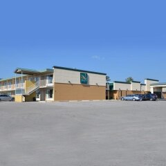 Отель Quality Inn Huntingburg парковка