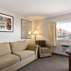 Отель Thriftlodge Saskatoon комната для гостей