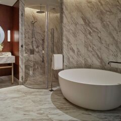 Отель Waldorf Astoria Dubai International Financial Centre ОАЭ, Дубай - отзывы, цены и фото номеров - забронировать отель Waldorf Astoria Dubai International Financial Centre онлайн ванная фото 2