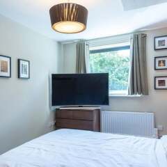 Отель Lovely 2 Bed Flat - Airport/piccadilly Friendly комната для гостей