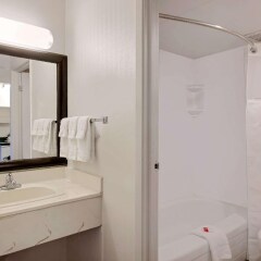 Отель Ramada Limited Calgary Northwest Канада, Калгари - отзывы, цены и фото номеров - забронировать отель Ramada Limited Calgary Northwest онлайн ванная