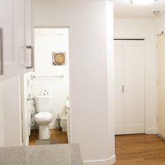 Отель Executive Suites in Burnaby Канада, Бурнаби - отзывы, цены и фото номеров - забронировать отель Executive Suites in Burnaby онлайн ванная фото 2