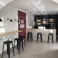 Отель Hostellicious гостиничный бар