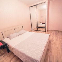 Гостиница Na Revolutsionnoy Apartments в Уфе 1 отзыв об отеле, цены и фото номеров - забронировать гостиницу Na Revolutsionnoy Apartments онлайн Уфа комната для гостей фото 4